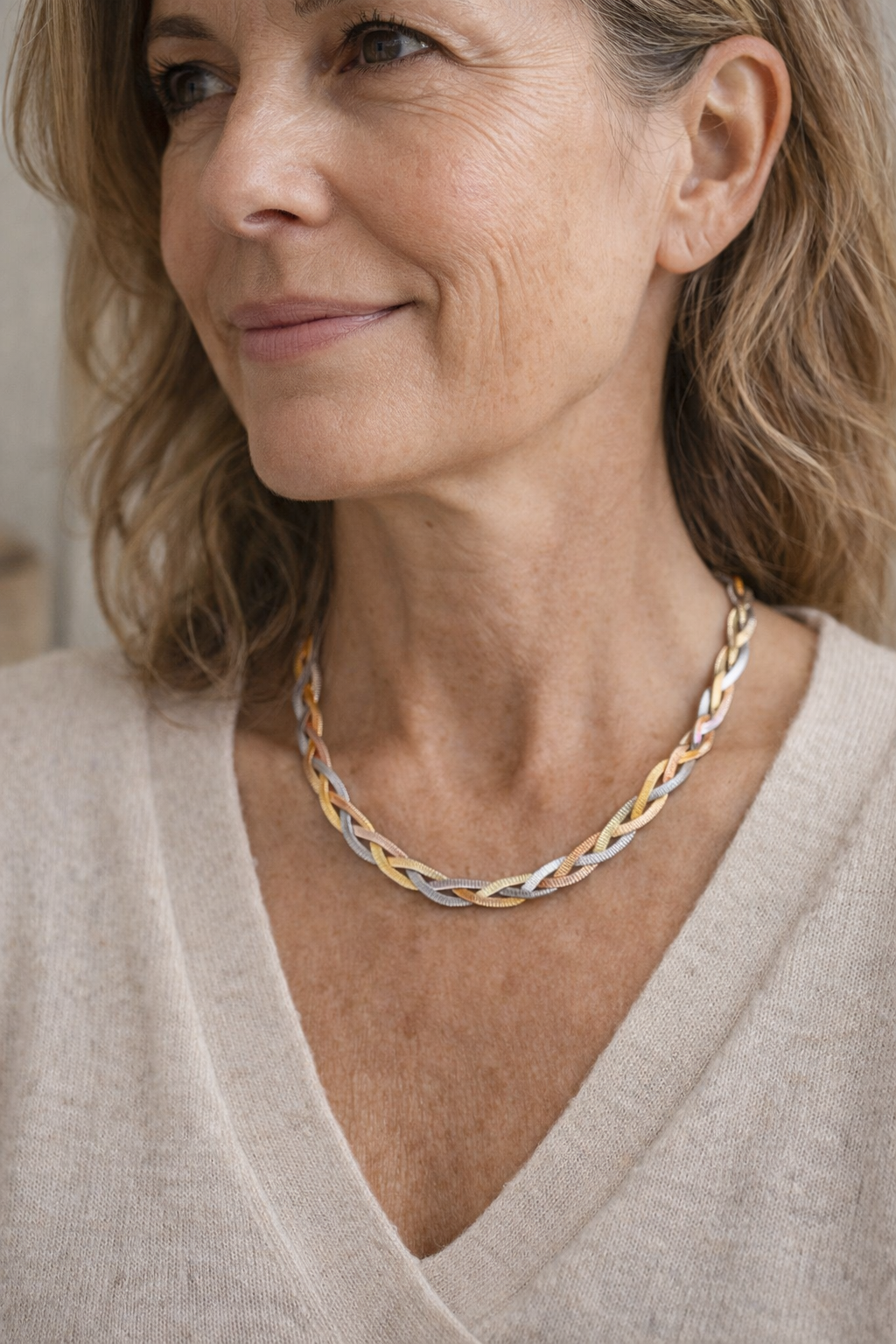 Elegant necklace made of gold and silver