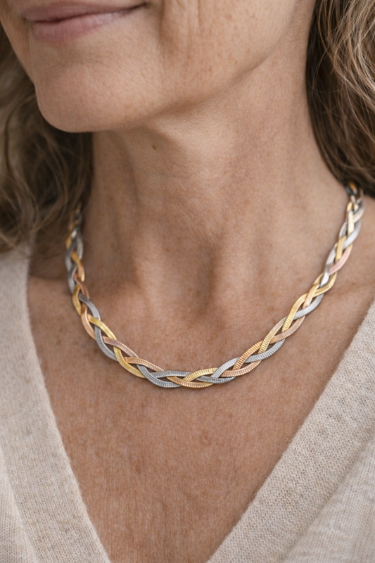 Elegant necklace made of gold and silver