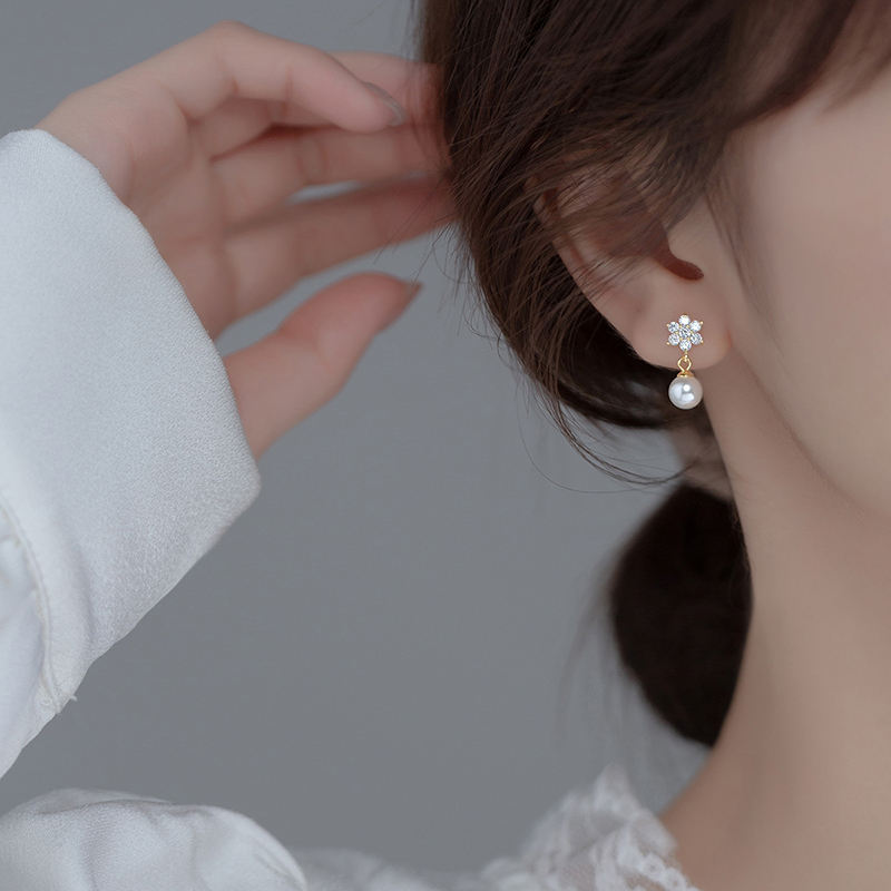 The Bloom Pearl Studs